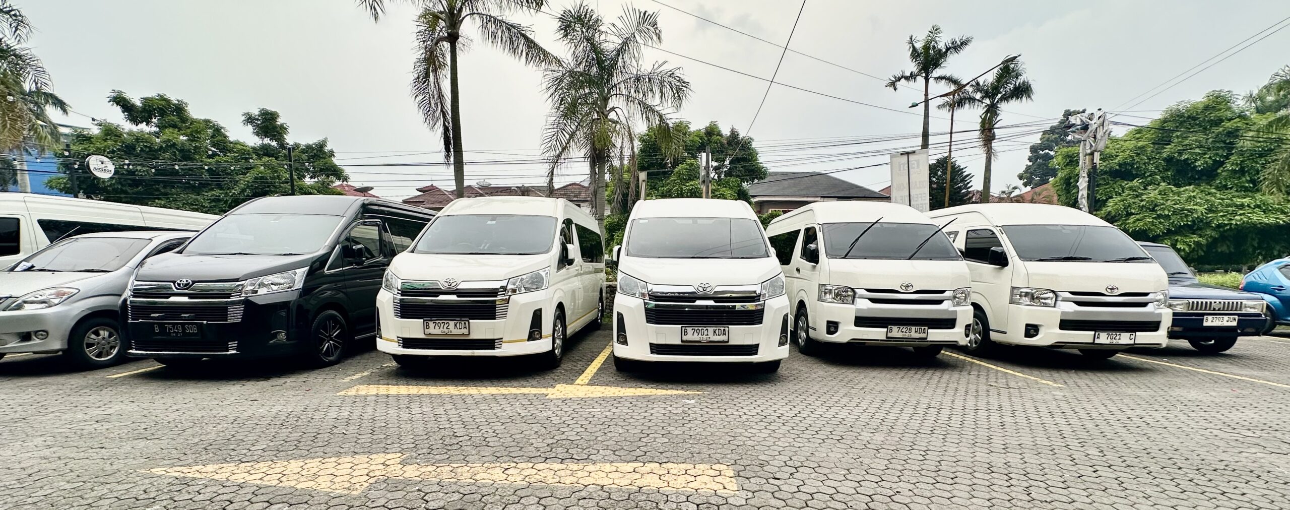 Hiace disewa untuk wisata keluarga di sekitar Tangerang