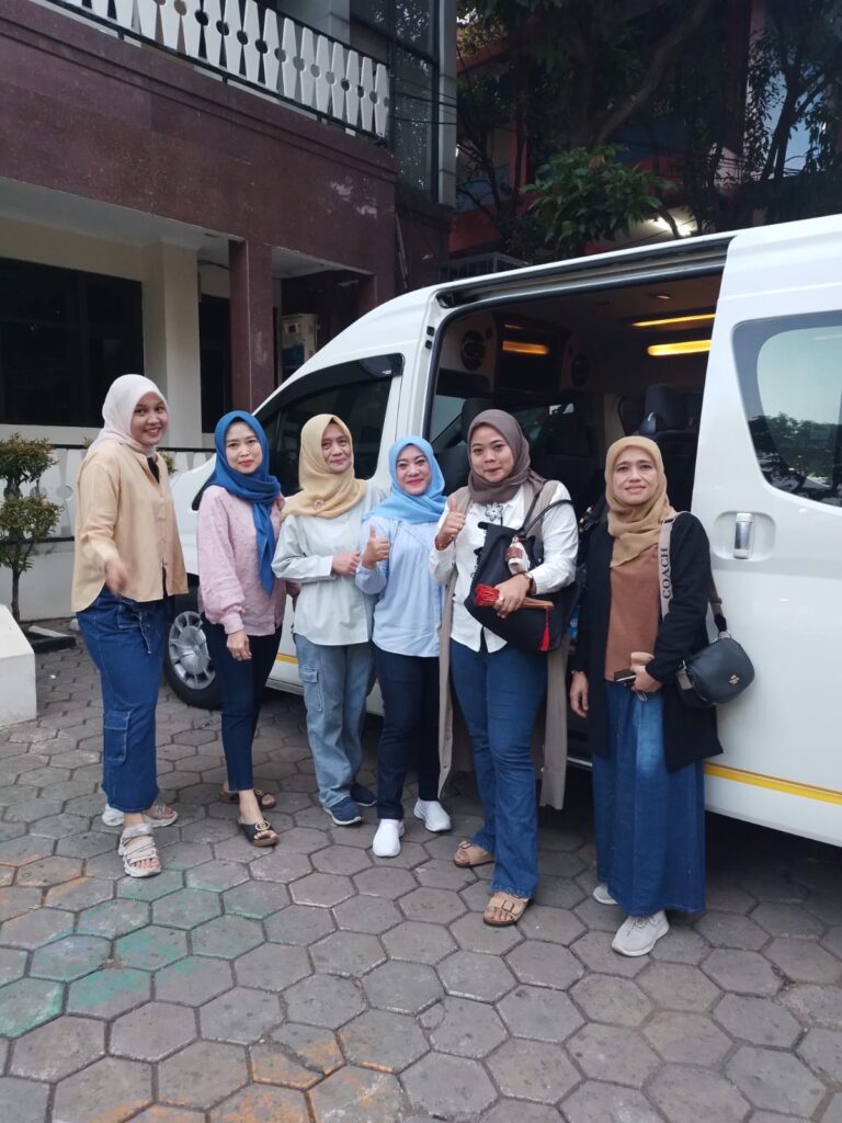 Sewa Hiace Bogor – Toyota Hiace siap mengantar rombongan wisata di kawasan Puncak Bogor.