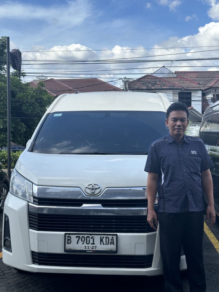 Hiace putih siap disewa di Depok untuk perjalanan rombongan keluarga