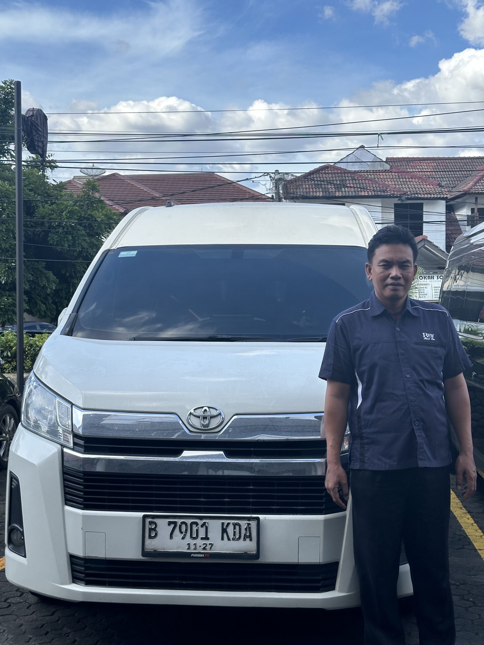 Hiace putih siap disewa di Depok untuk perjalanan rombongan keluarga