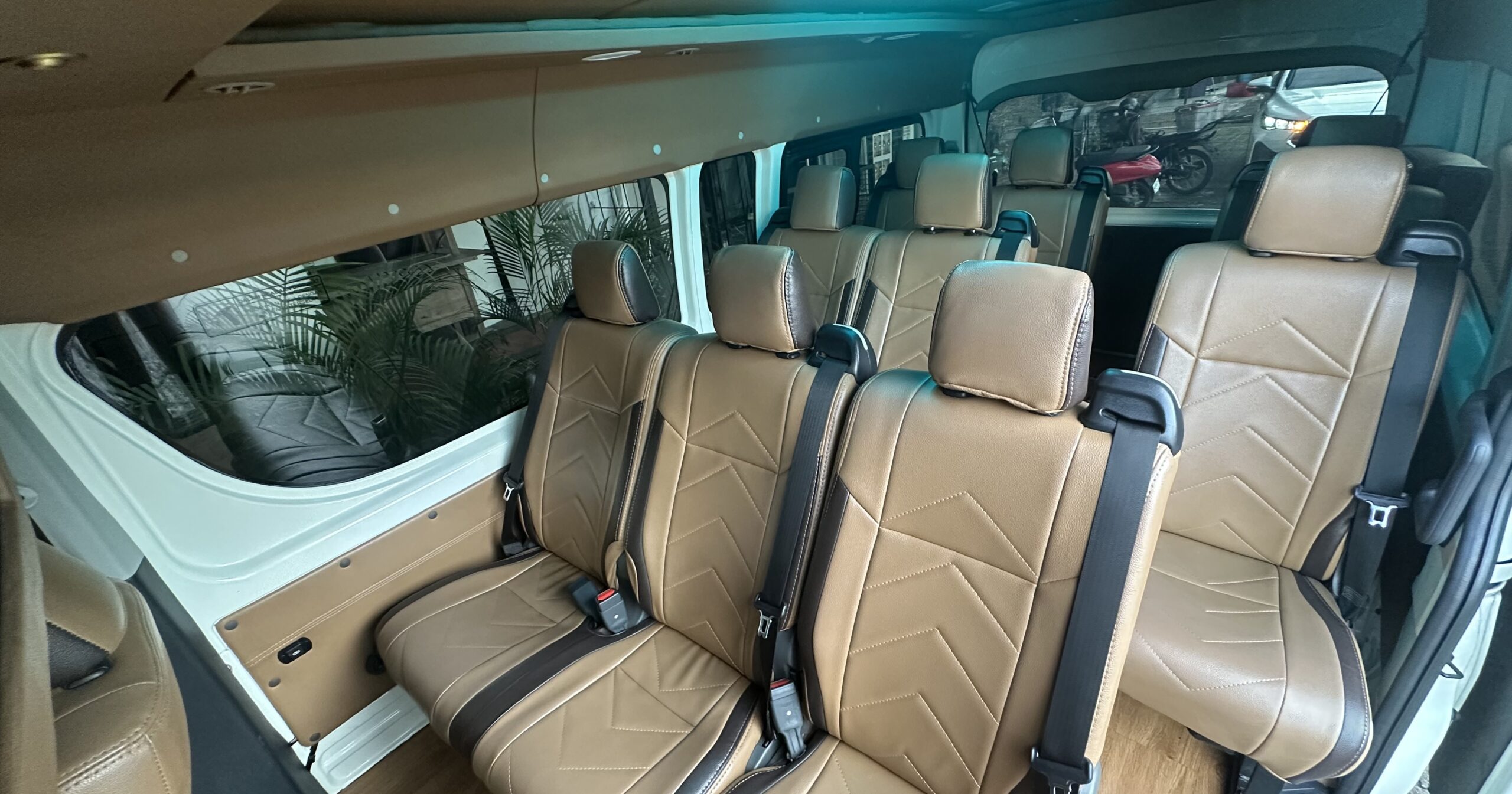 Hiace Commuter Bekasi kapasitas 15 penumpang untuk sewa perjalanan rombongan nyaman dan hemat