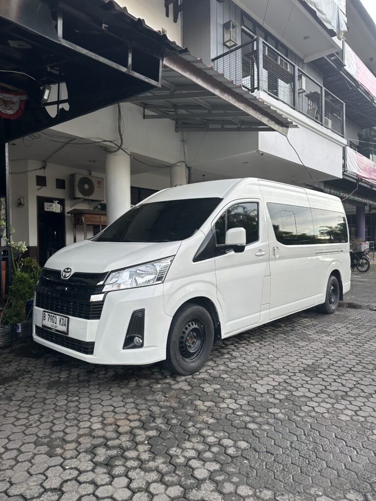 Rental Hiace Tangerang dengan kapasitas 15 seat untuk perjalanan rombongan nyaman dan aman
