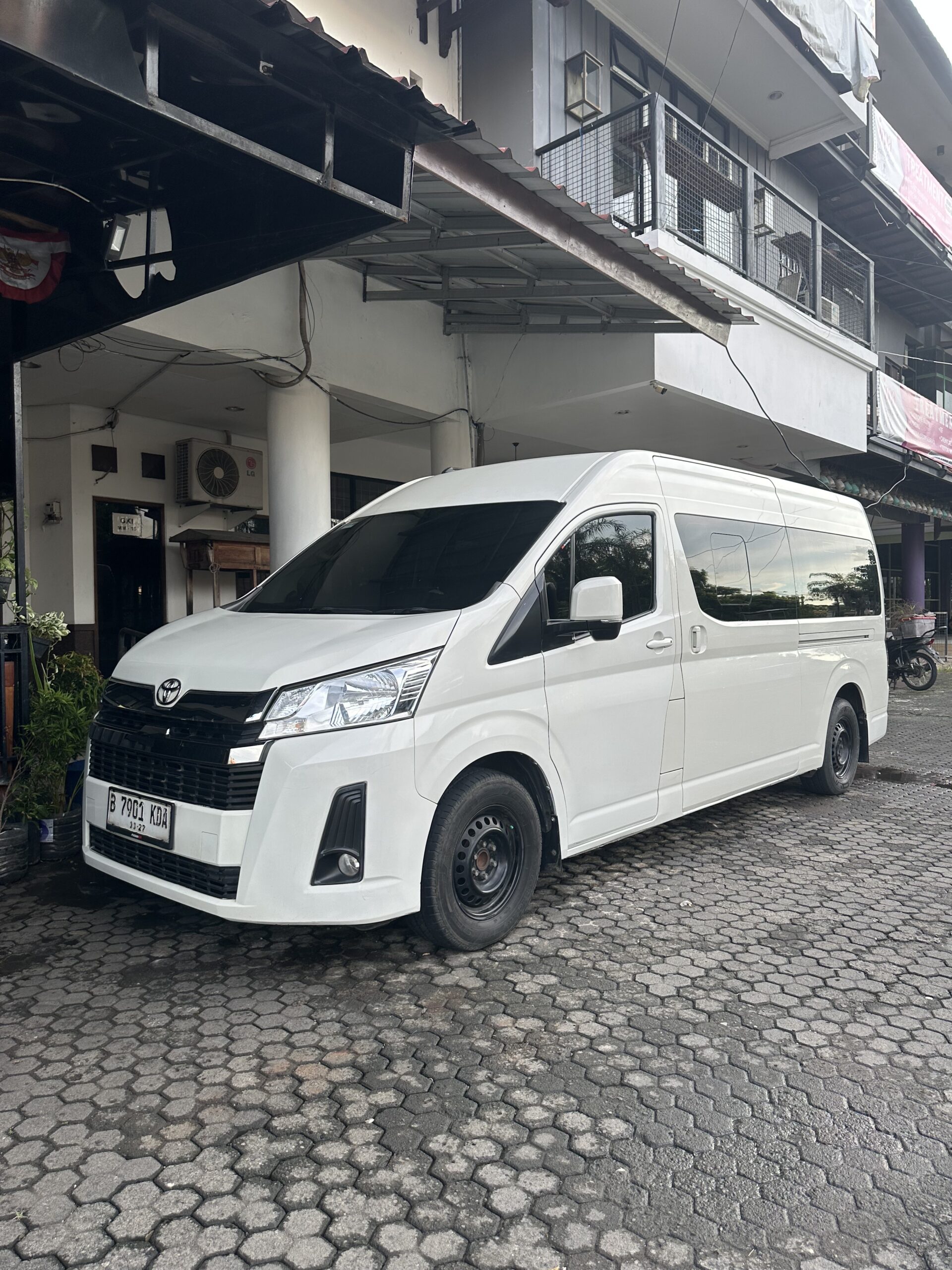 Rental Hiace Tangerang dengan kapasitas 15 seat untuk perjalanan rombongan nyaman dan aman