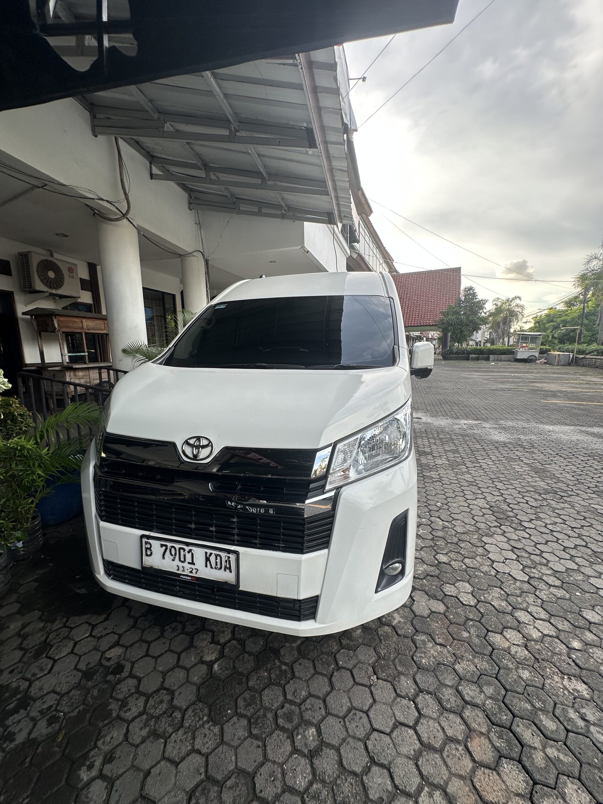 Sewa Hiace Tangerang Selatan untuk perjalanan rombongan nyaman dan aman bersama Makatatrans