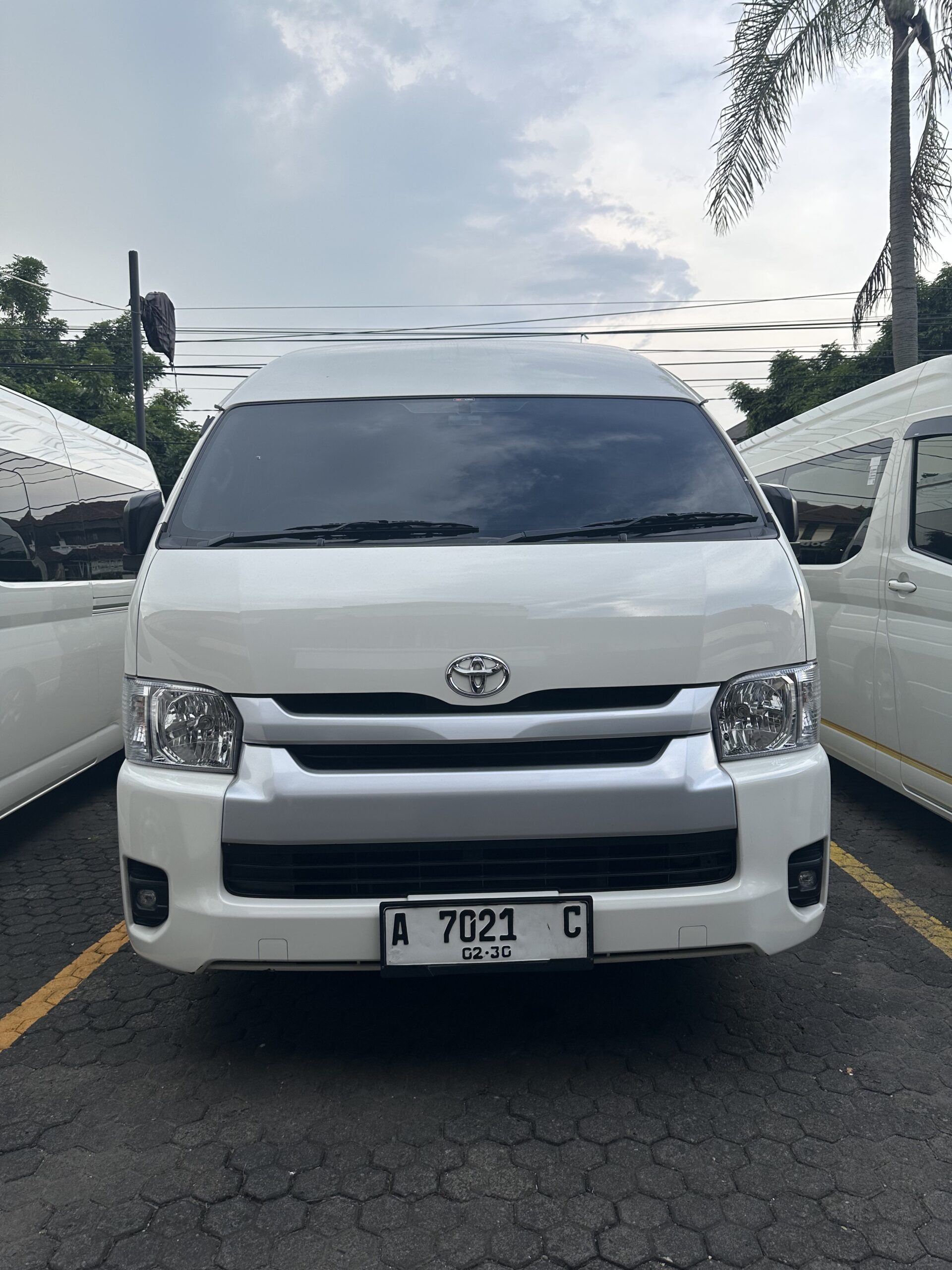 Hiace Commuter Makatatrans siap disewa untuk perjalanan rombongan di Jakarta dan Jabodetabek