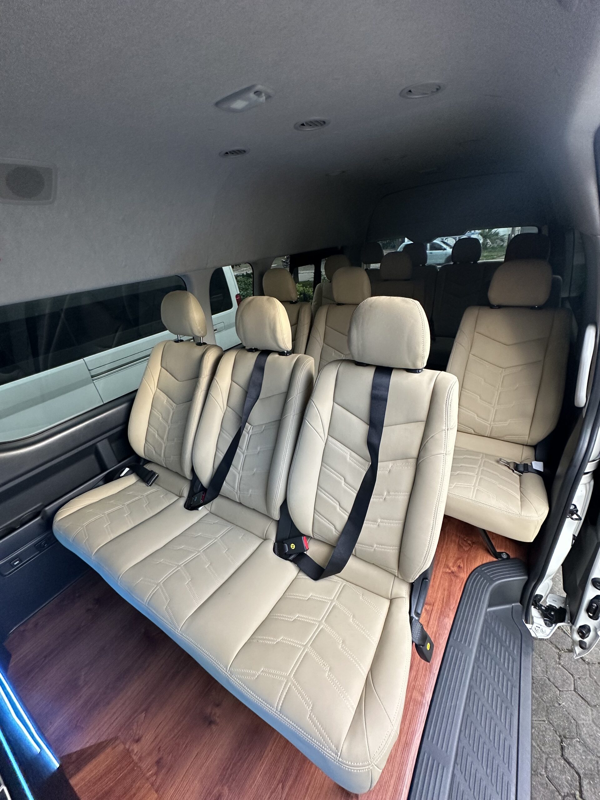 Interior Hiace luas dan bersih cocok untuk perjalanan keluarga atau kantor