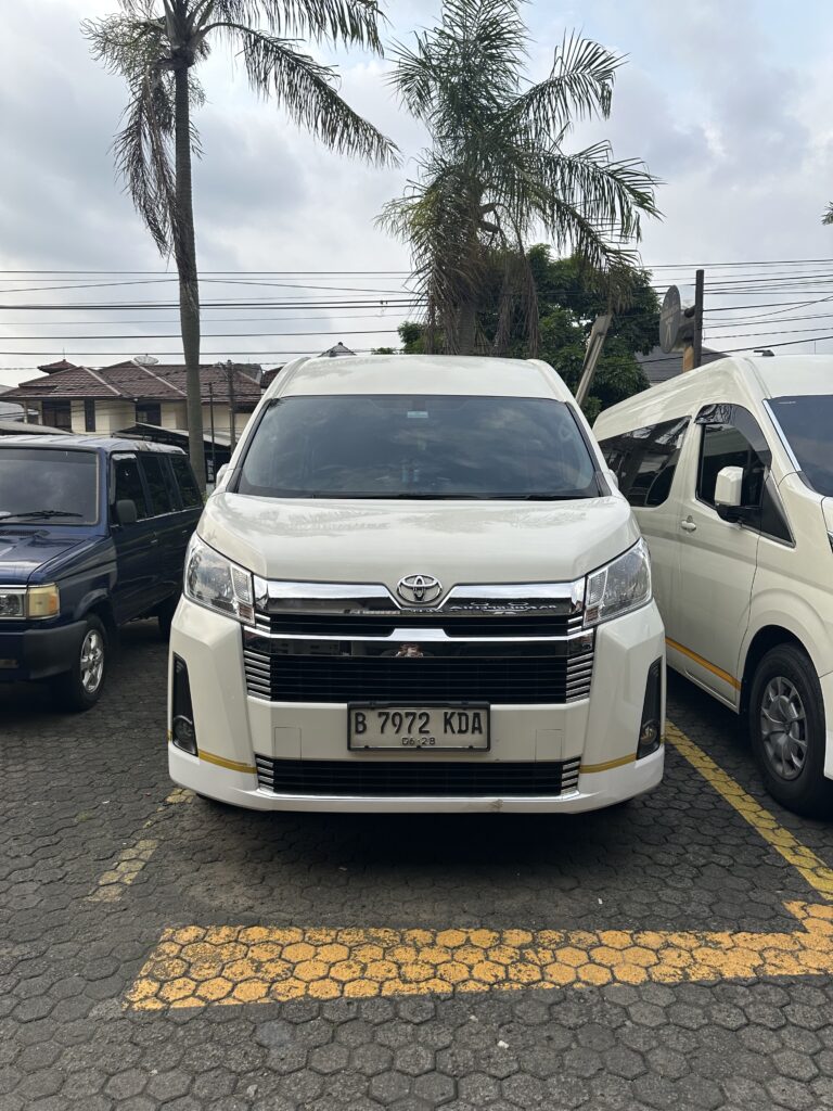Mobil Toyota Hiace warna putih milik Makaa Trans siap disewa di Tangerang Selatan