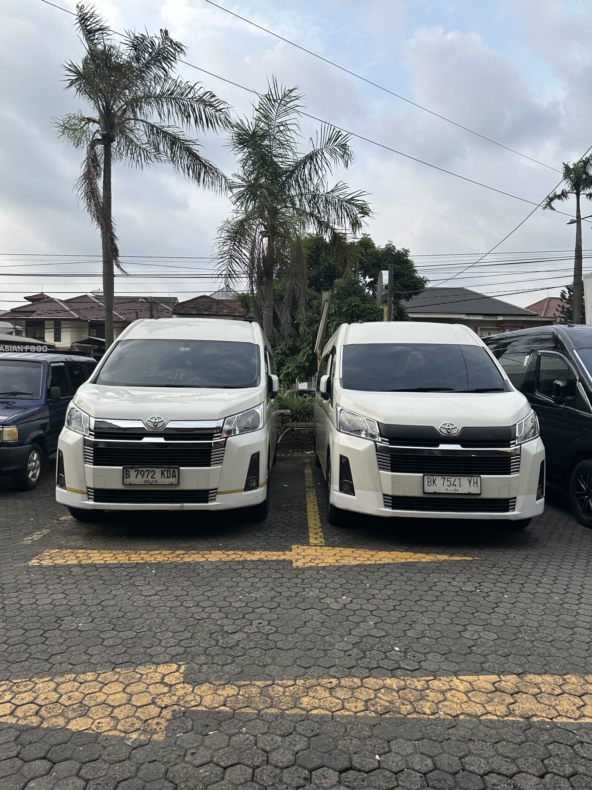 Mobil Hiace warna putih disewa di Jakarta untuk perjalanan rombongan