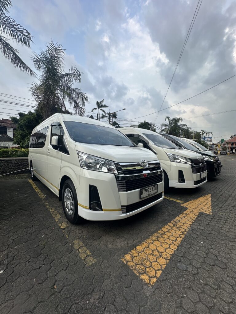 Interior Hiace Premio di Depok dengan desain elegan dan kabin luas untuk rombongan