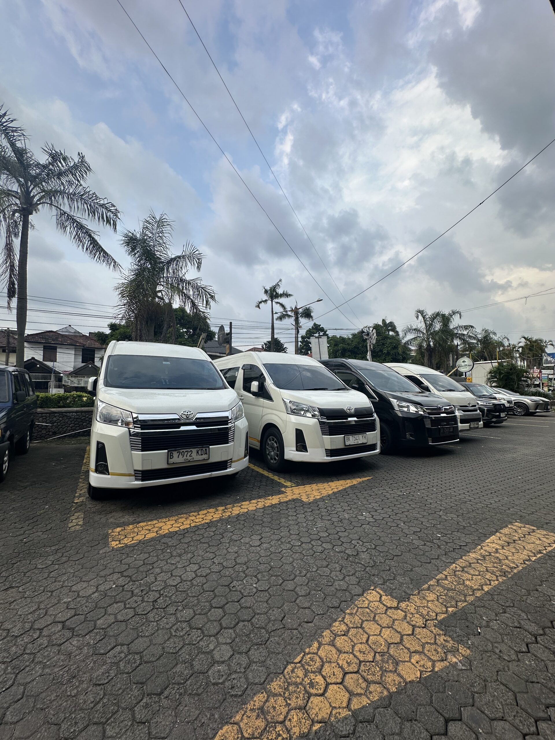 Sewa mobil Hiace di Tangerang dengan armada terbaru dan bersih dari Makaa Trans
