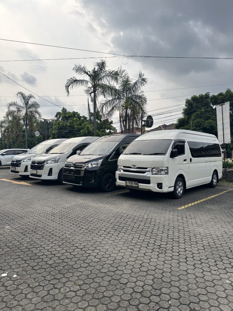 Interior Hiace Commuter Makatatrans di Bogor dengan kabin luas dan kursi nyaman